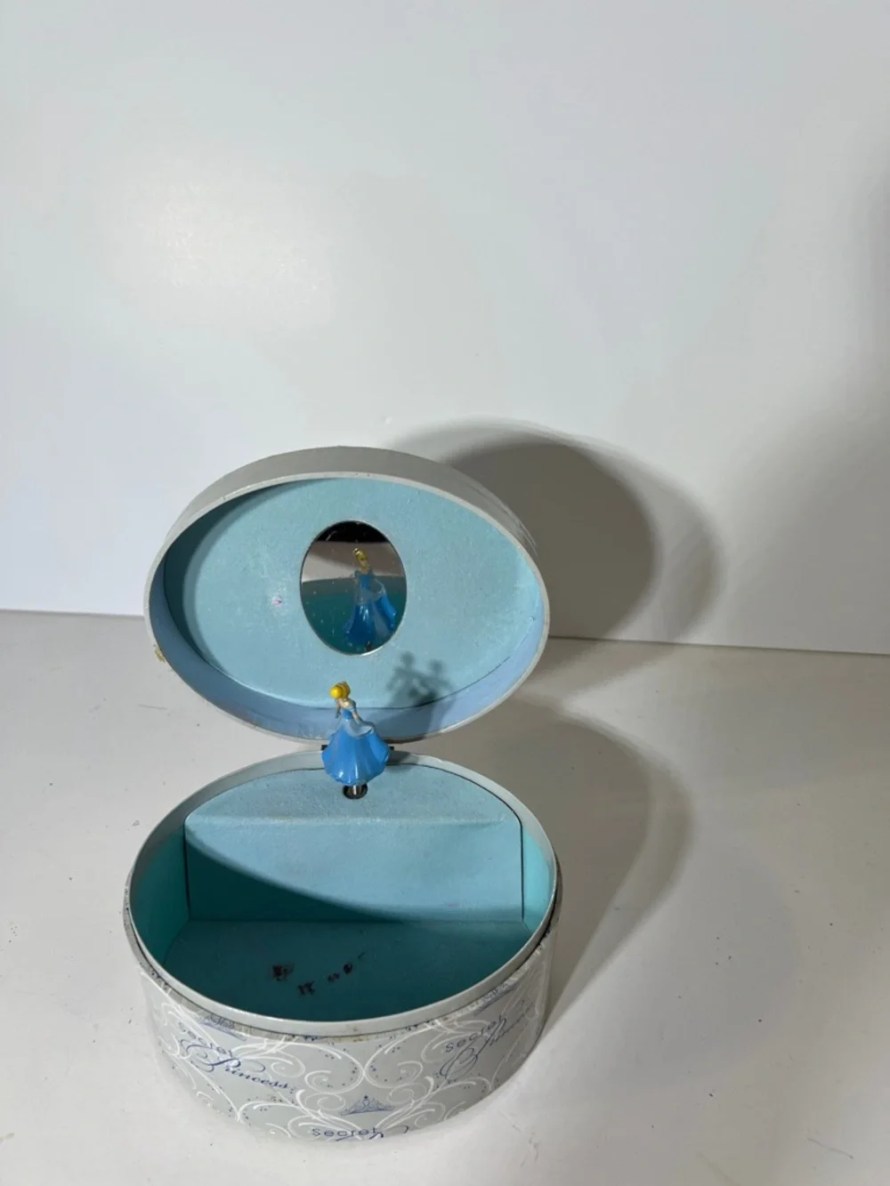 Disney Cinderella Blue and Purple Oval Keepsake Jewelry Box works good